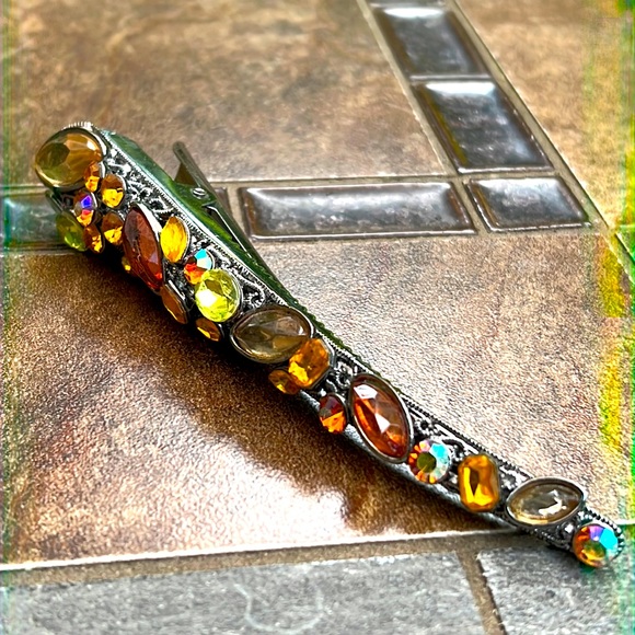 New without tags bejeweled hair clip with teeth to keep in place - Picture 1 of 9